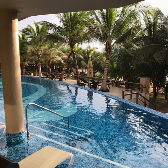 Meet your Posher, Whitney - Picture 1 of 1